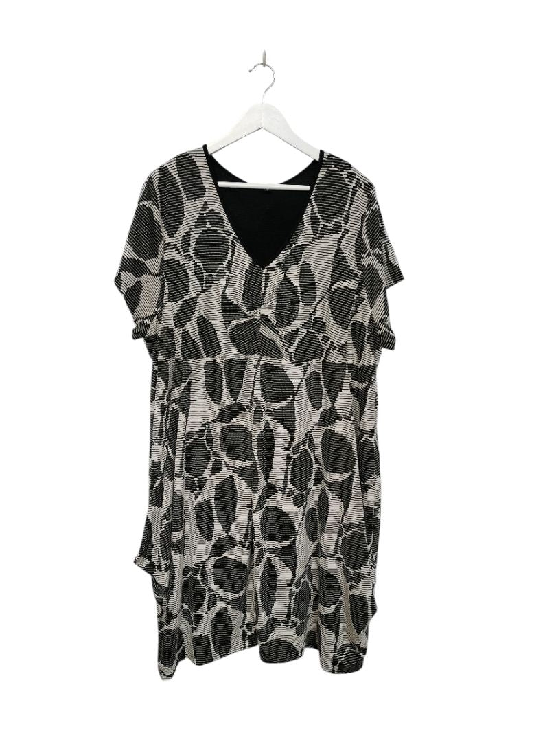 Taking Shape | Black/White Dress | Size XL