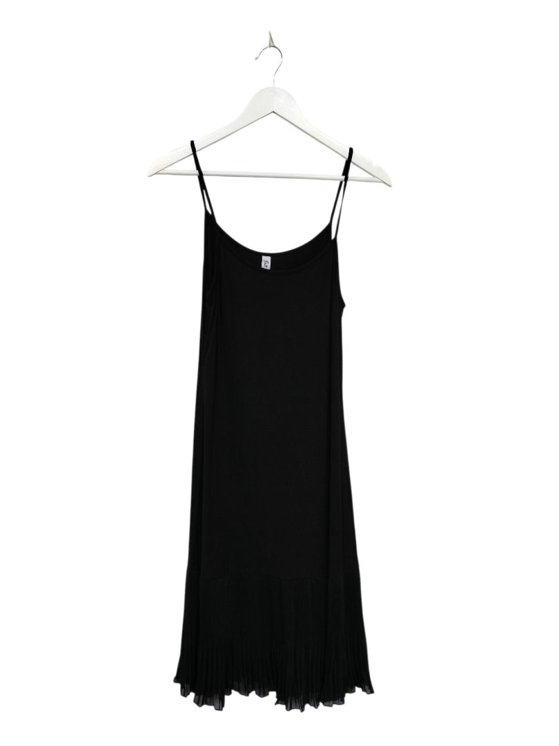 But different | Black Slip | Size M