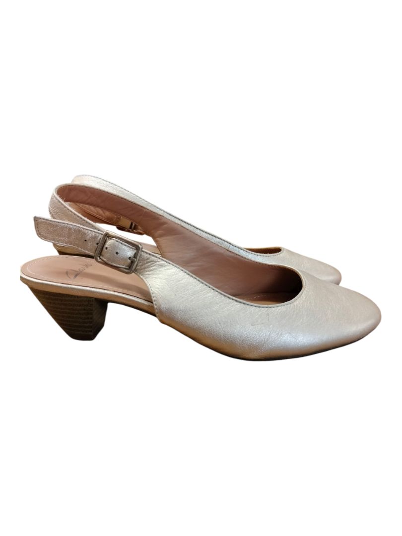 Clarks | Gold Shoes | Size 4.5