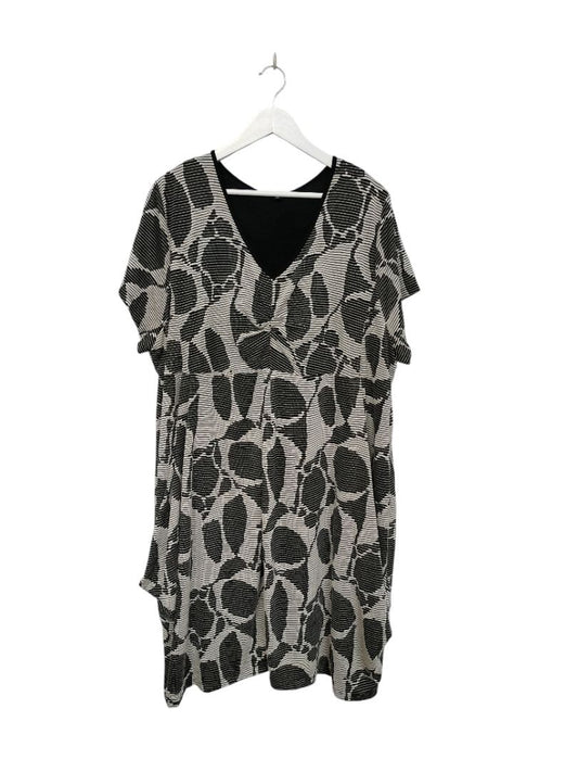 Taking Shape | Black/White Dress | Size XL