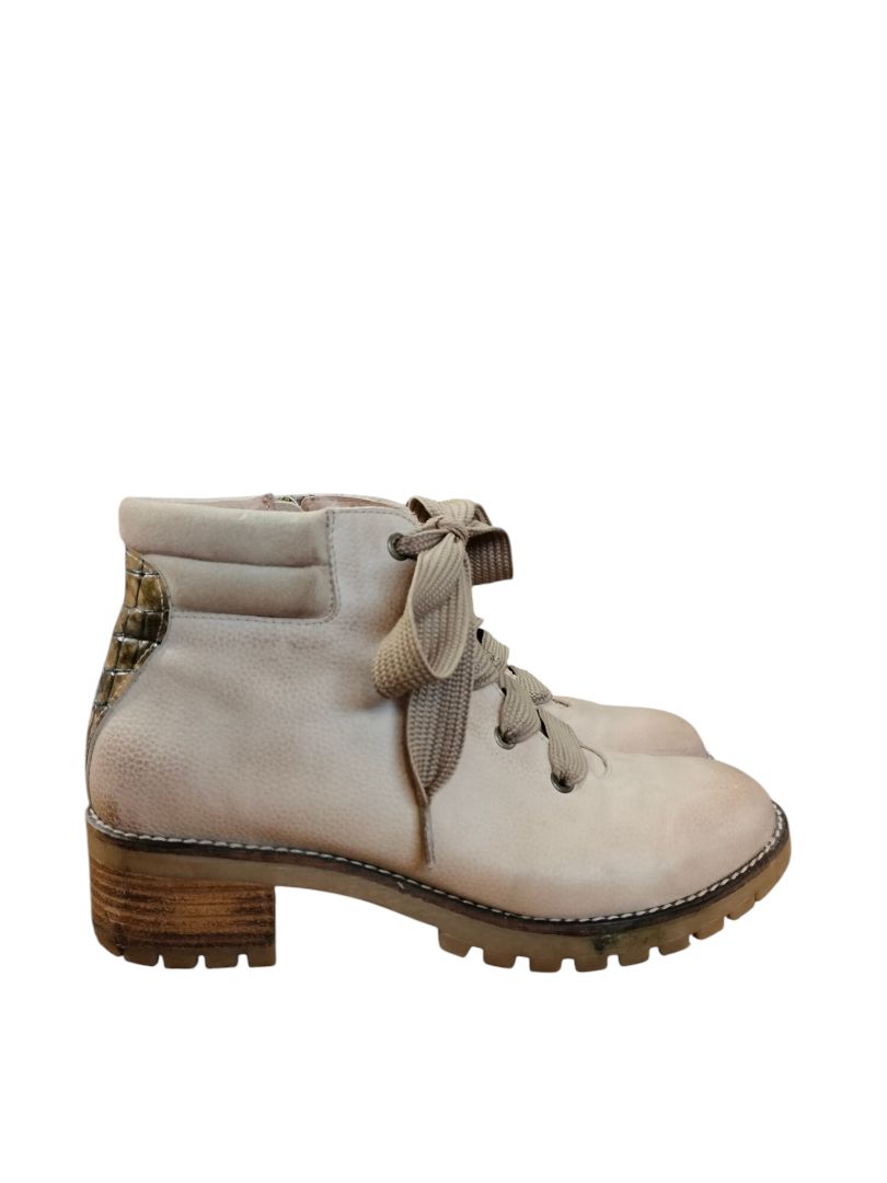 WandaPanda | Beige Boots | Size 39