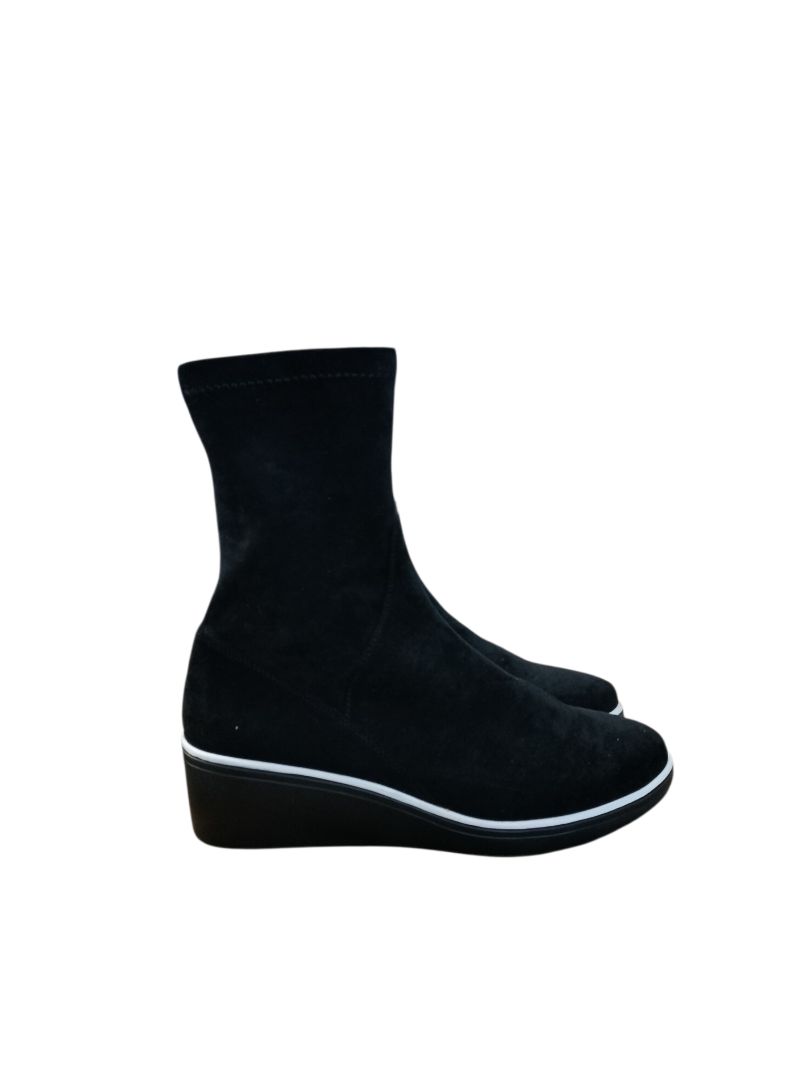 Minx | Black with white trim Boots | Size 7